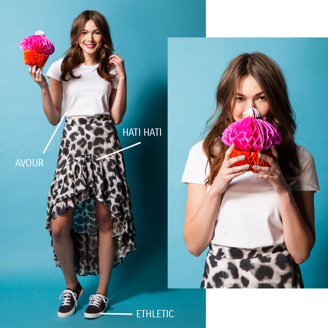 Sommeroutfit nachhaltig: Rock von Hati Hati, Shirt von Avour, Sneaker von Ethletic