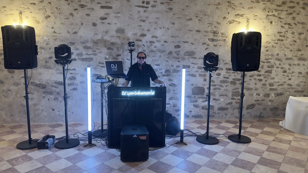 DJ Lyon Evénementiel matériel son et lumière pour mariage et soirée à Lyon  