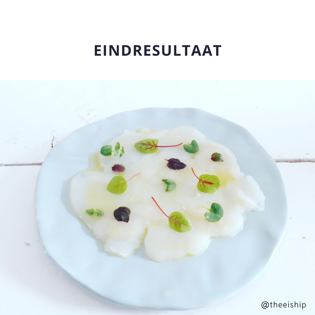 Carpaccio van Sint Jacobsschelpen met vinaigrette van citroen en sinaasappel.