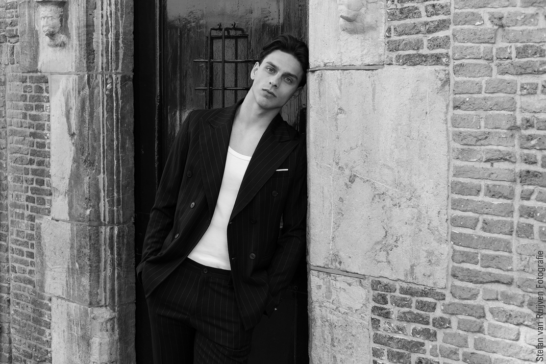 Suit, Man in Pak, Men's Fashion, Herenmode, stylish, model, mannelijk model, photography, black and white, classic, fotografie, model, malemodel, portfolio, modelportfolio, casting portfolio, shoot, fotoshoot, photoshoot, fotografie, photography