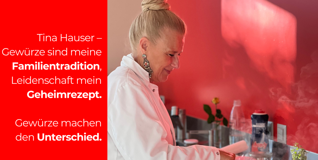 Einzeltisch mit Mörser, Kräutern und offenen Gewürzen im Atelier für Privat-Workshops