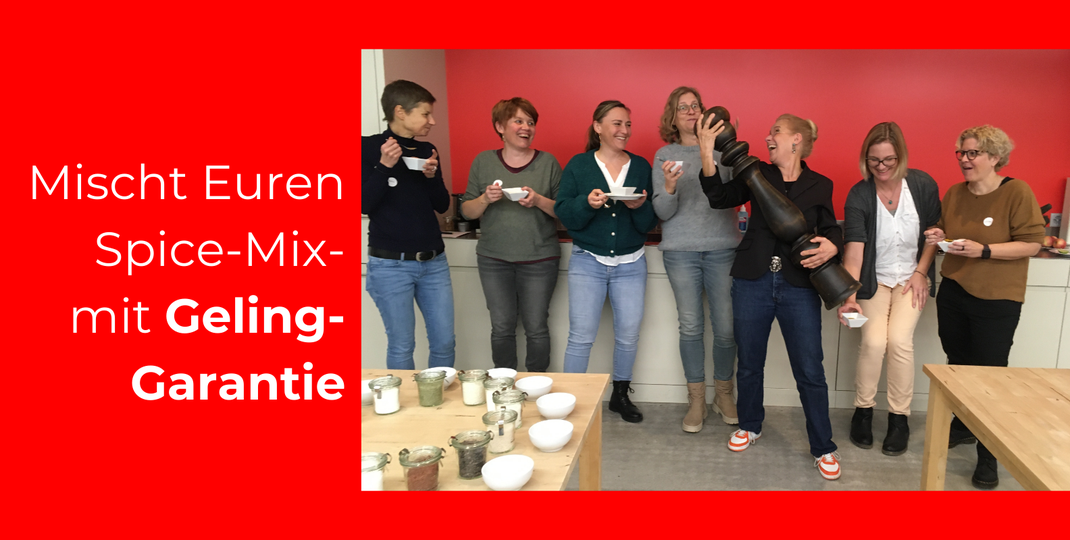 Kreatives Teamevent mit Gewürzen – lachende Teilnehmende beim gemeinsamen Mixen