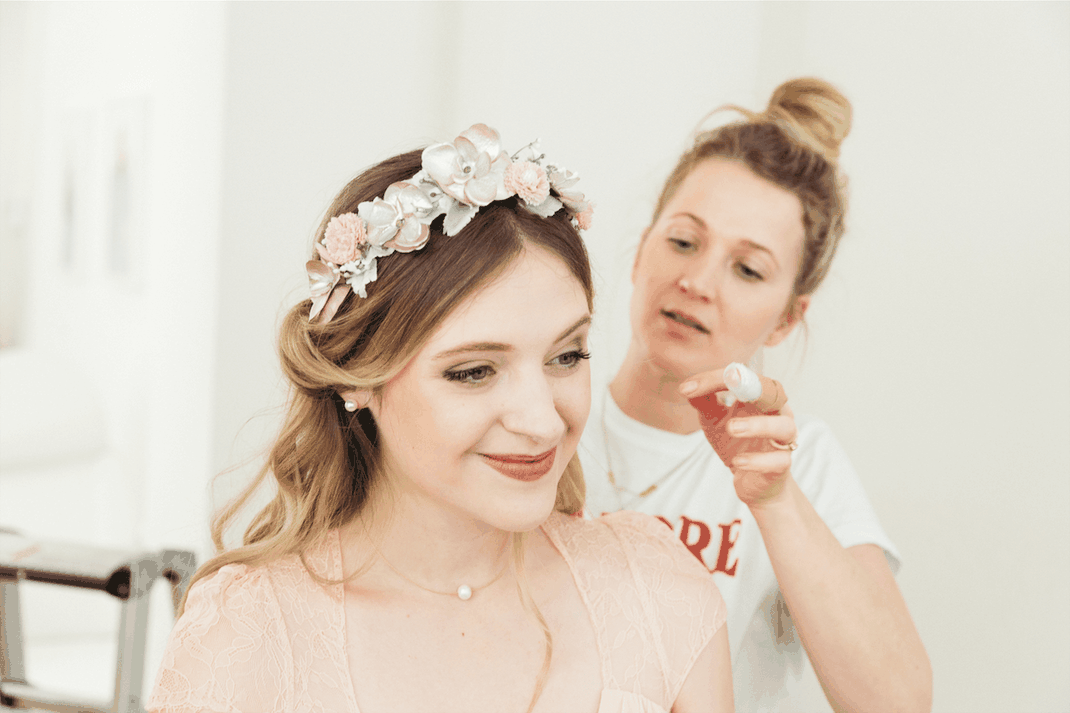 Bild: Brautstyling in Köln, Tipps für das Brautmake-Up, Inspiration für die Brautfrisur, finde Ideen für das Brautstyling, NRW, gefunden auf philosophylove.de aus Düsseldorf, Trauredner Düsseldorf, Trauteam, Traurednerin, Philosophy Love, Freie Trauung,