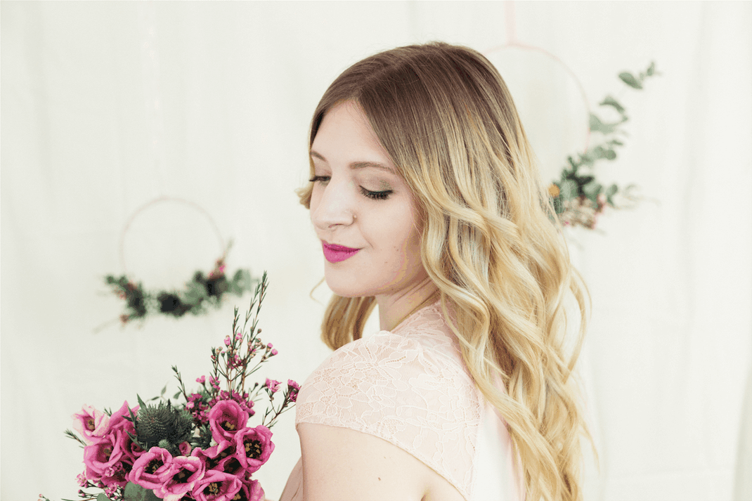 Bild: Brautstyling in Köln, Tipps für das Brautmake-Up, Inspiration für die Brautfrisur, finde Ideen für das Brautstyling, NRW, gefunden auf philosophylove.de aus Düsseldorf, Trauredner Düsseldorf, Trauteam, Traurednerin, Philosophy Love, Freie Trauung,