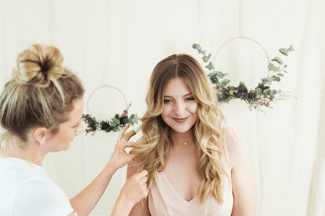 Bild: Brautstyling in Köln, Tipps für das Brautmake-Up, Inspiration für die Brautfrisur, finde Ideen für das Brautstyling, NRW, gefunden auf philosophylove.de aus Düsseldorf, Trauredner Düsseldorf, Trauteam, Traurednerin, Philosophy Love, Freie Trauung,