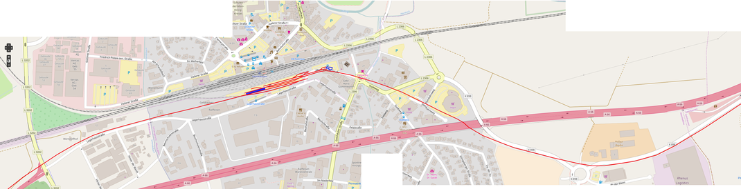 Der Bahnhof Gelnhausen heute. In Rot die Lage der ehemaligen Kleinbahntrassen (zum Vergrößeren anklicken). Karte: Open Street Maps.