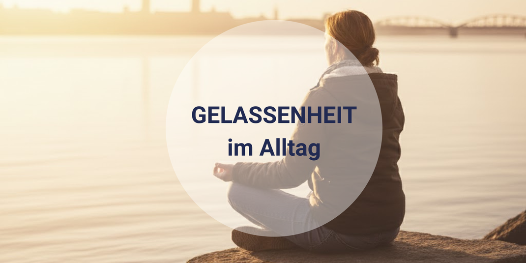 Bild zeigt eine meditierende Frau an der Alster bei Sonnenaufgang - Hypnose Praxis Hamburg