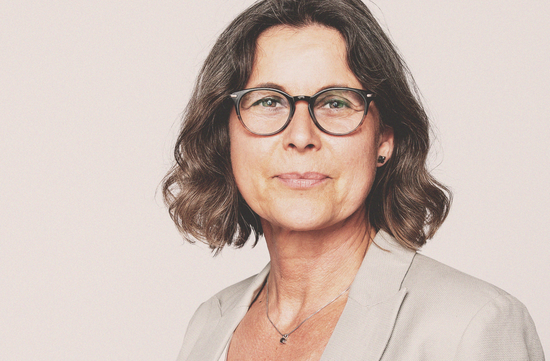Portrait einer Frau mit Brille auf weißem Hintergrund. Portrait aus dem Fotoatelier Daniel Blieffert in Hamburg St. Georg, Steindamm 21 Hamburg Mitte.