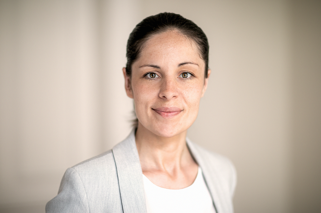 Portrait einer Frau im natürlichen Hintergrund.Headshoot.  Portrait aus dem Fotoatelier Daniel Blieffert in Hamburg , Poststrasse 22 , 20354 Hamburg