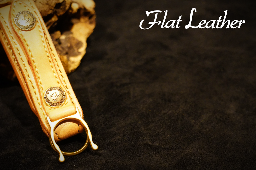 Flat Leather　フラットレザー　バイカーの為のレザーマルチツール バイカーの為のマルチホルダー。  昭南皮革の極厚ヌメ革で製作されたベルトホルダー。サドルバック要らずのツーリングアイテム。多機能でデザイン性も抜群の至極の逸品。