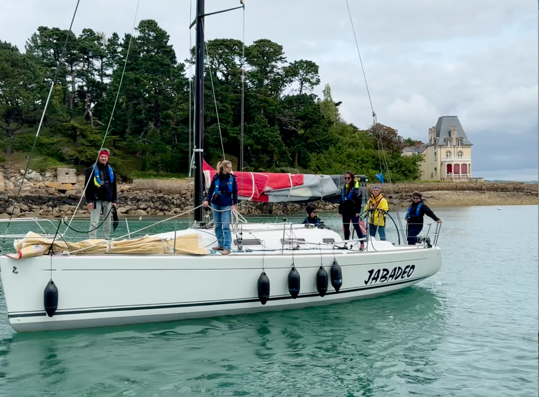Voilier devant l'île Tristan