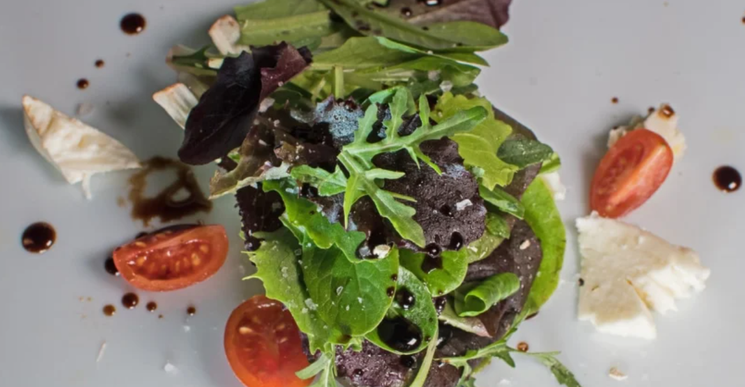 Gemischter Salat mit weißem Trüffelöl und weißem Trüffel-Balsamico-Essig