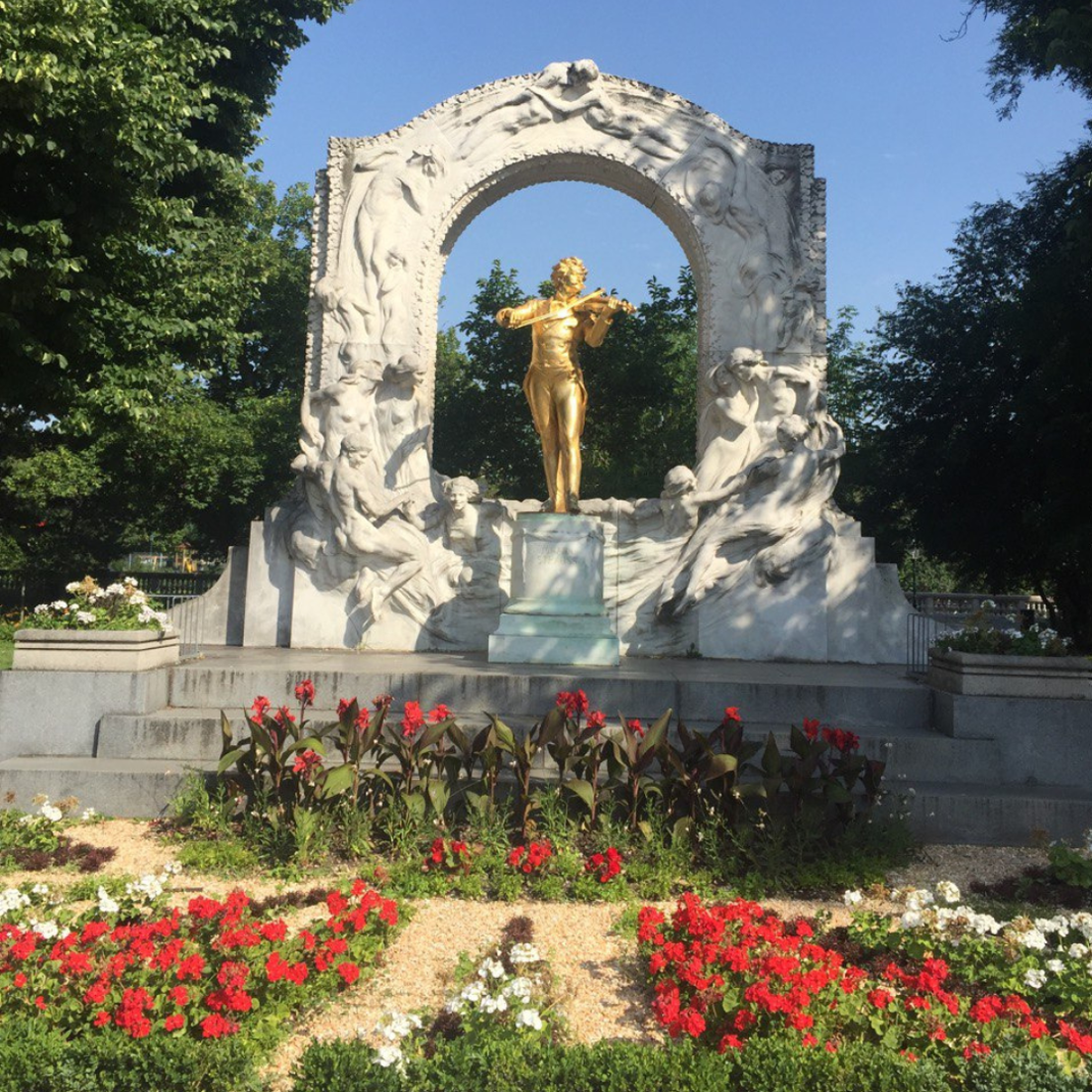 памятник Штраусу в Вене  Фото-Венский городской парк Фото Вена. Австрия.  Johann-Strauß-Denkmal. Wiener Stadtpark. Wien. Österreich.