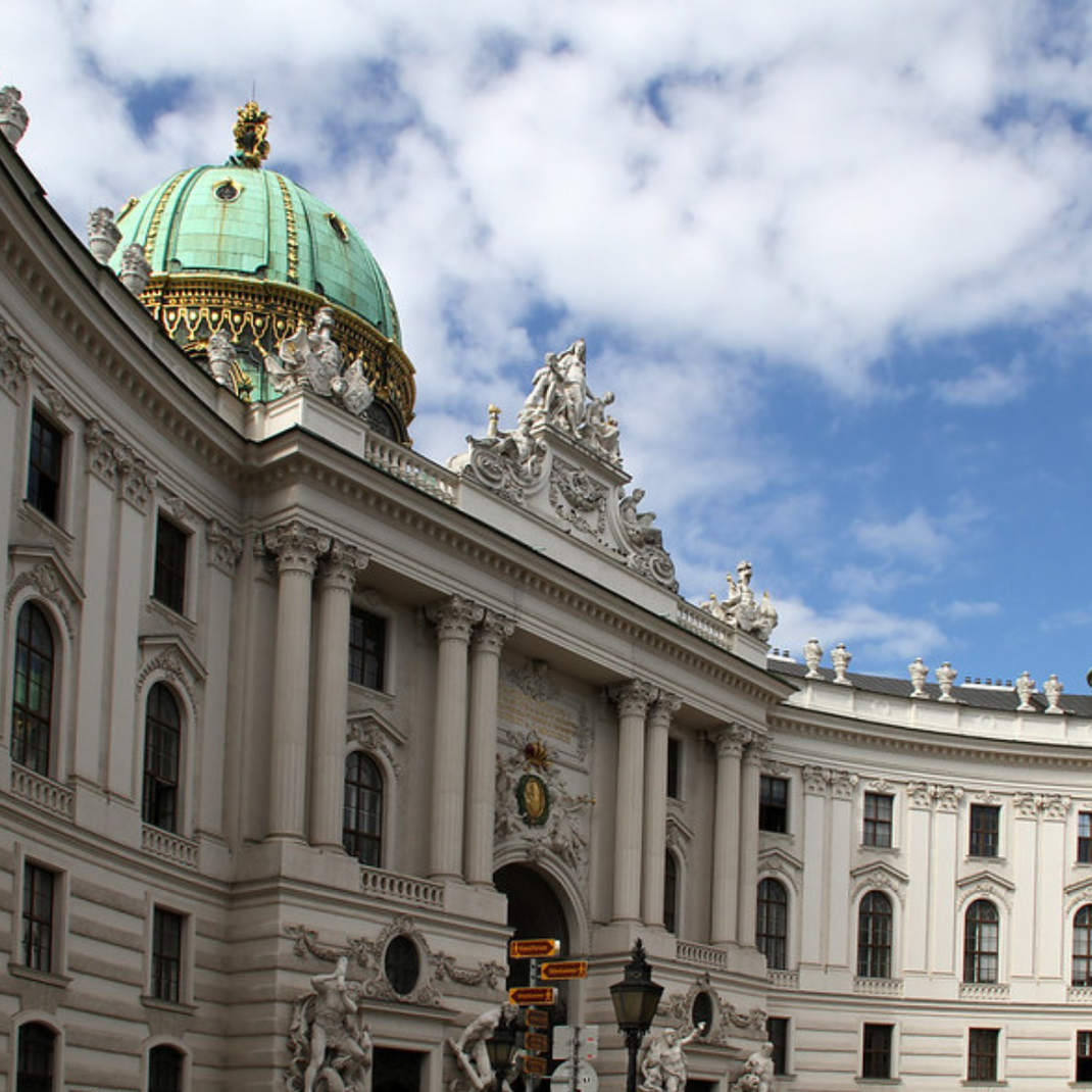 Хофбург (Hofburg) -Михаэлелерплатц( Michaelerplatz) -Вена. Австрия