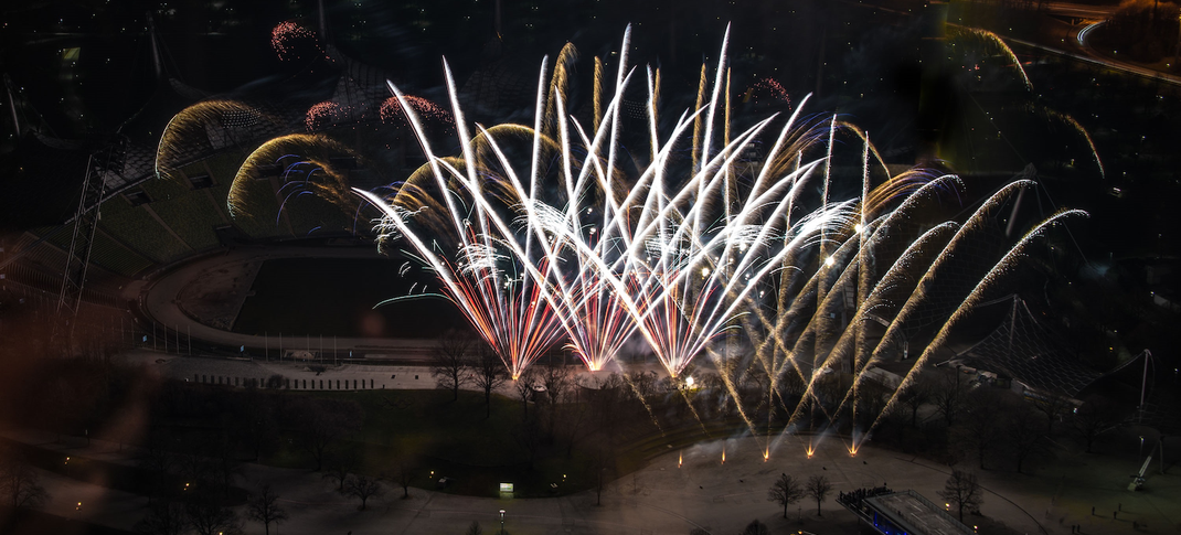 Leises Feuerwerk im Olympiapark mit Ausnahmegenehmigung der Bavarian Fireworx Performance