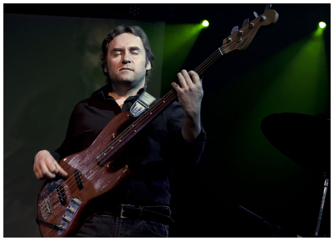 Antonio Peñalver con su fretless japonés del 88