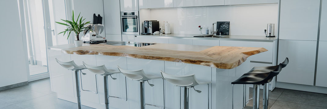 Holz Tresenplatte auf moderner Kücheninsel