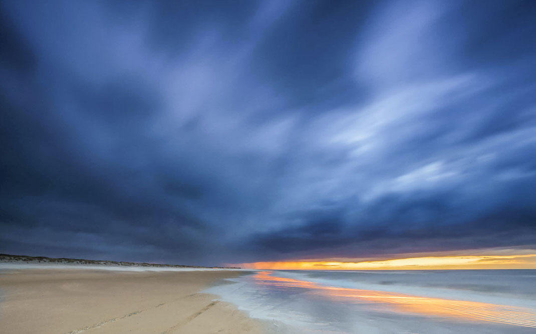 Donkere wolken boven het Noordzeestrand van Terschelling bij Formerum © Jurjen Veerman