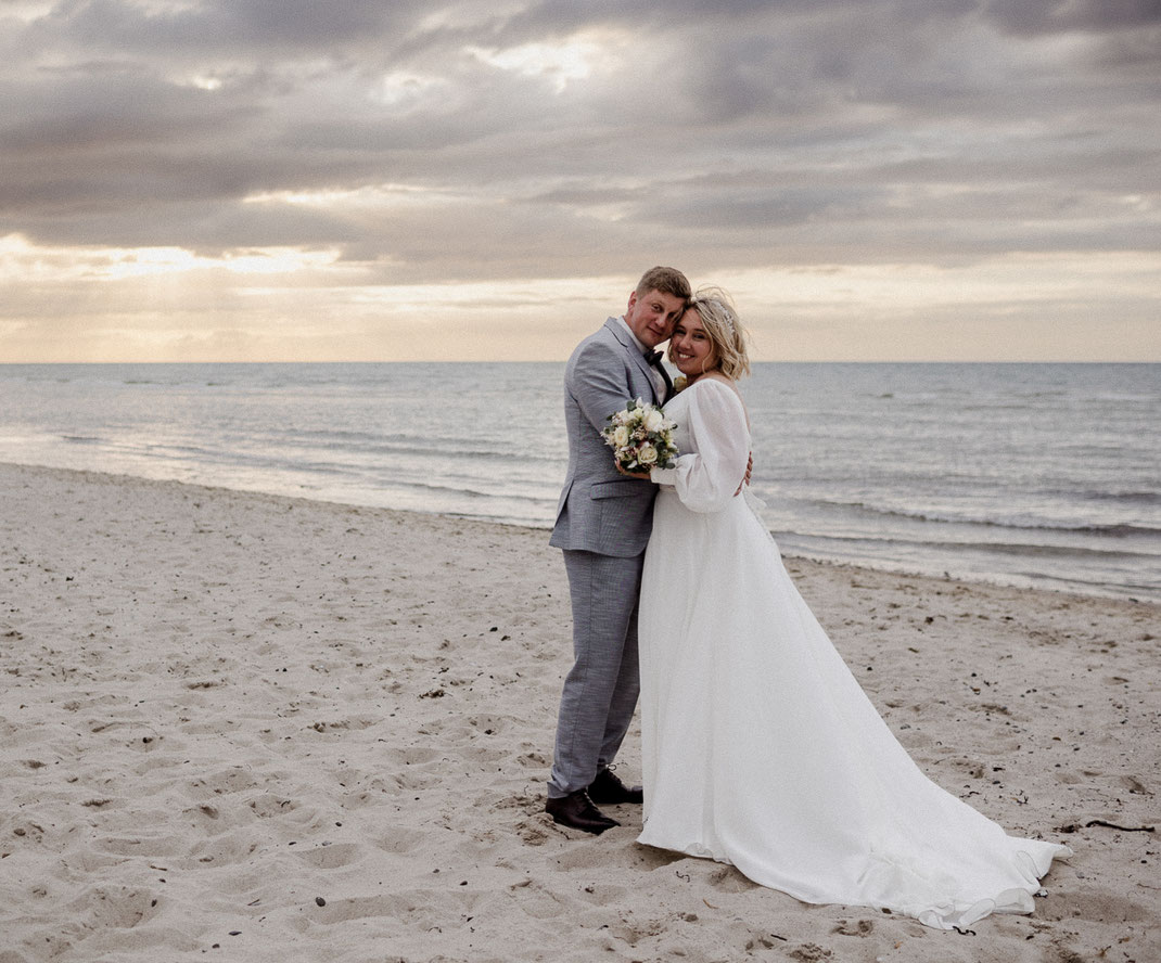 Hochzeit oldenburg, Hochzeit nordsee, Hochzeit ostsee, inselhochzeit, hochzeit stuhr, hochzeit fehmarn, strandhochzeit, hochzeitsfotograf bremen, heiraten bremen, hochzeit 2026, hochzeitstrend, Heiligenhafen, nordenholzerhof, gut wahnbek, gut horn