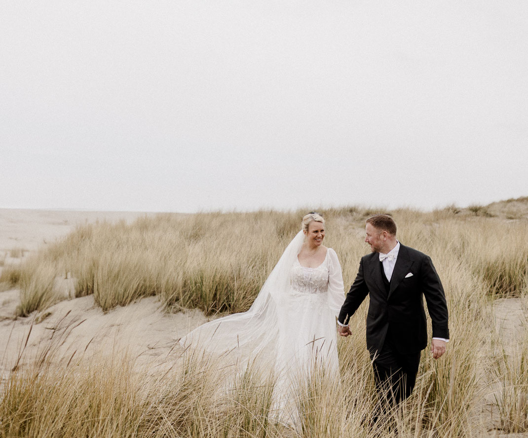 Strandhochzeit, hochzeitostsee, hochzeitnordsee, hochzeitbensersiel, hochzeitheiligenhafen, hochzeitbremen, hochzeitstuhr, hochzeitoldenburg, braut, sabinelangefotografie, brautkleid, heiraten, jever, braut