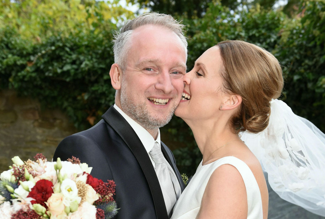 glückliches Brautpaar Hochzeit im Old-Money Style in der alten Statdhalle Melle - Hochzeitsfotografin Melle