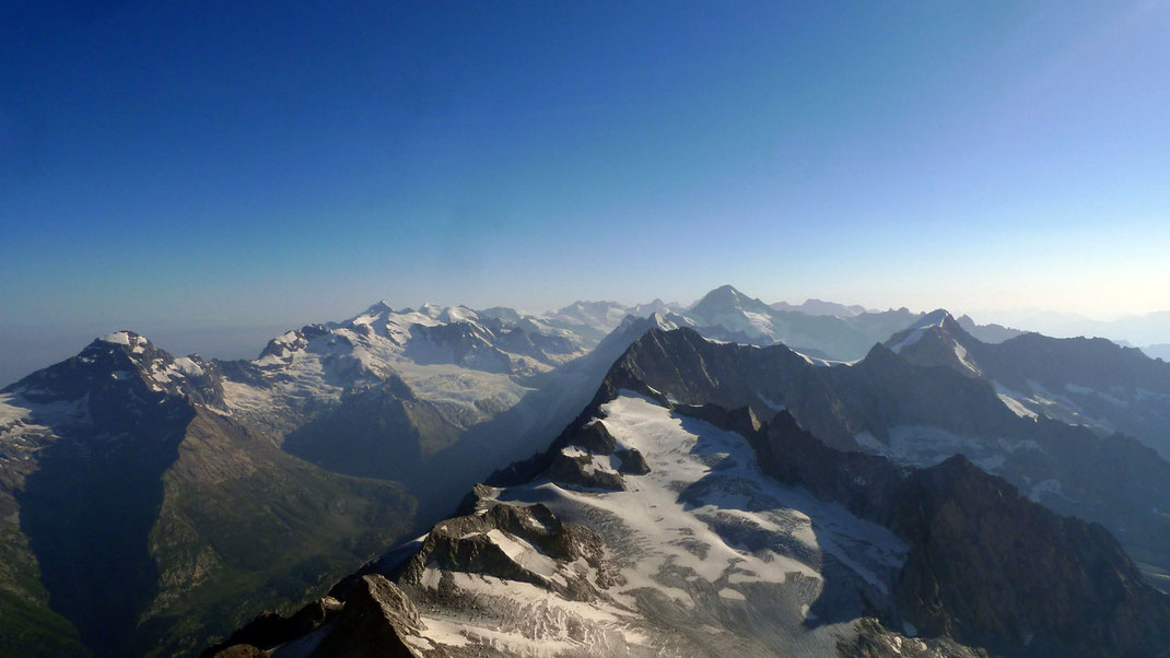 Blick Richtung Lötschenlücke vom Gipfel des Bietschhorns