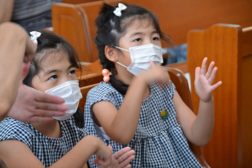 2023年7月30日　小学校に入学して以来久しぶりに来会の双子ちゃん。身長が数ヶ月で5㎝伸びたのでは！と感じるほどでした。手話賛美に集中の場面です。