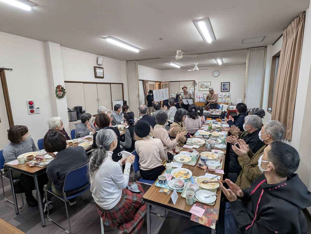 2025年12月21日(日)クリスマスを祝った日曜日の礼拝後、集会室での愛餐会の様子です。大いに盛り上がり、楽しみ、祝いました。あたたかでした!みんなで創りだした時間で素晴らしかったです。