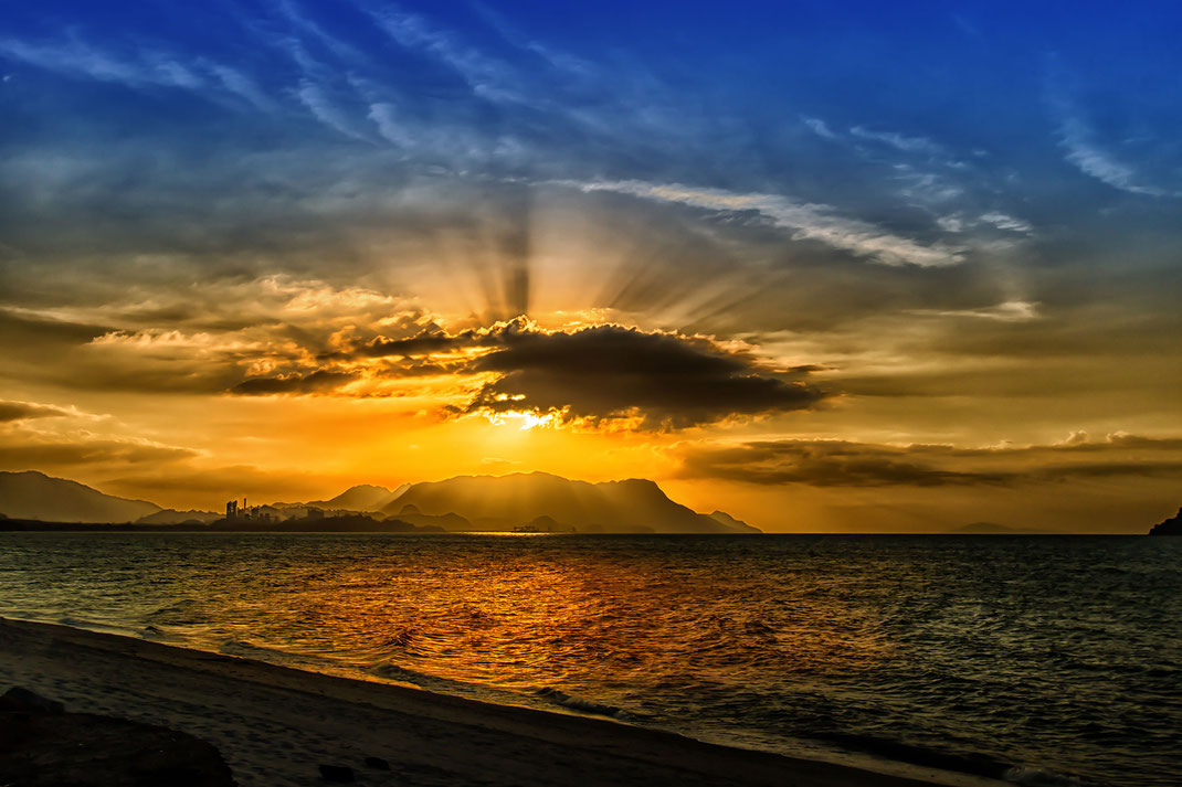 Sonnenuntergang in Tanjung Rhu über der Andamanensee auf Langkawi Island in Malaysia. Die Farben des Himmels reichen von blau bis sattem Orange. www.mjpics.de 