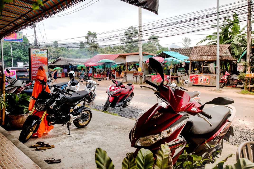 In Srithanu auf Koh Phangan-Straßenszene mit Motorrollern © Jutta M. Jenning mjpics