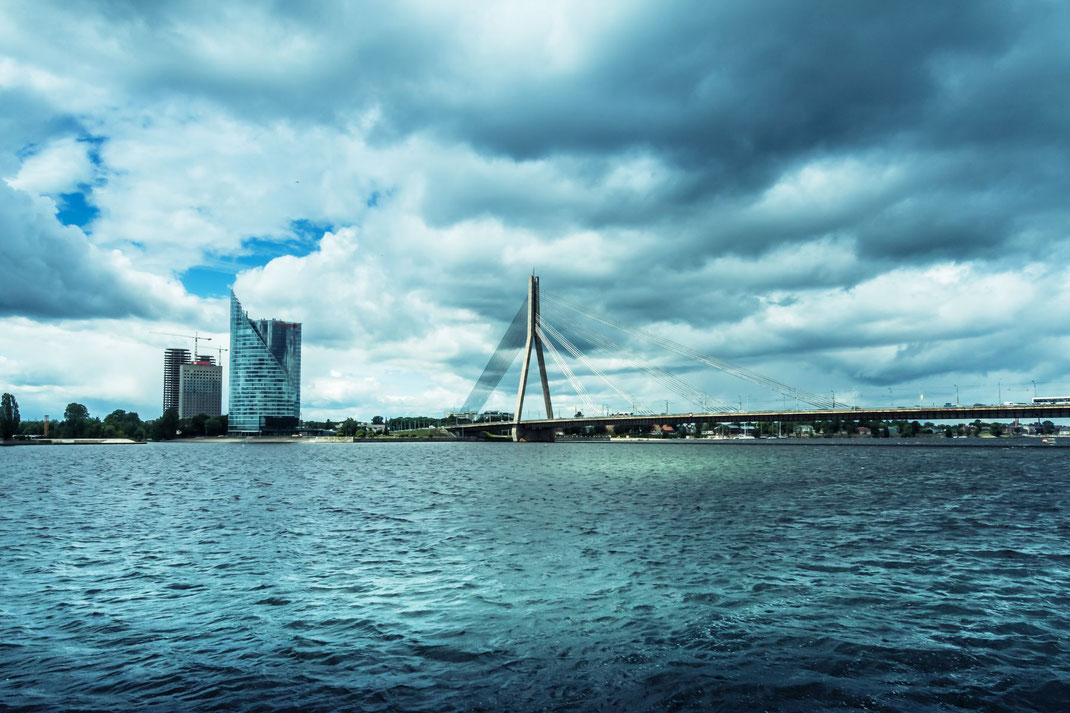 bruecke-ueber-der-daugave-riga-blue