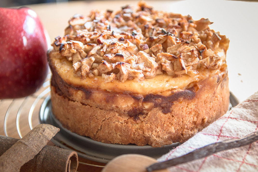 Kleiner Apfel-Käse-Kuchen mit Zimtstange