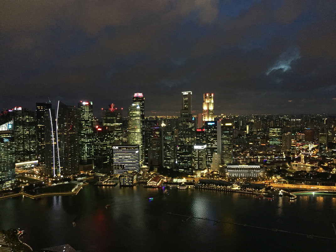 Skyline de Singapour , vue depuis le ̶t̶r̶o̶p̶ touristique Hotel Marina Bay Sands