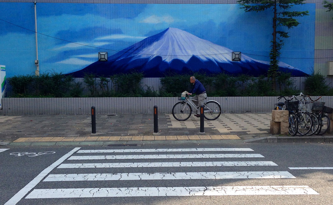 Une rue de Kobe - Mont Fuji peint
