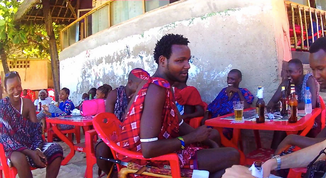 Partager une bière avec des masaïs