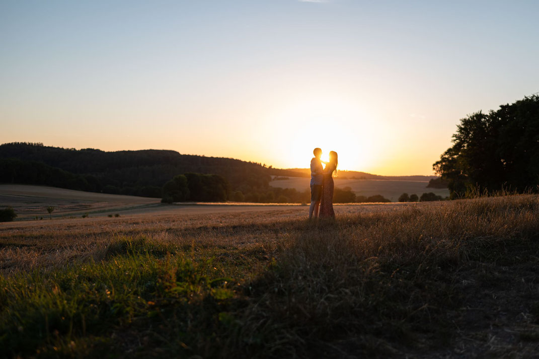 Romantische Paarbilder zum Sonnenuntergang - Birgit Marzy Photographie - Eure Paar-, Hochzeits- und Familienfotografin aus Neu-Anspach