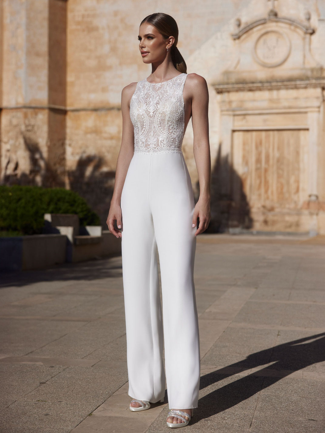  Braut Jumpsuit Astrid mit Spitzen Neckholder Oberteil und graden Hosenbein von Bianco Evento bei Anactacia Berlin, Braut Jumpsuits Berlin,