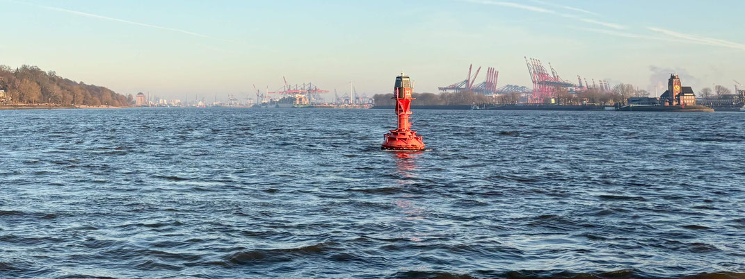 Ansteuerungstonne für die Navigation im Hamburger Hafen (Foto)