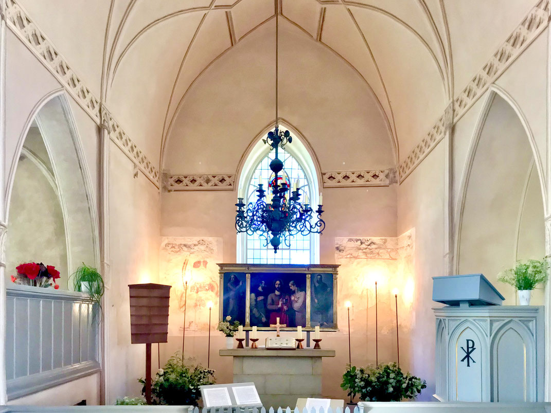 Blick vom Kirchenschiff in Richtung Altar der Dorfkirche Paretz