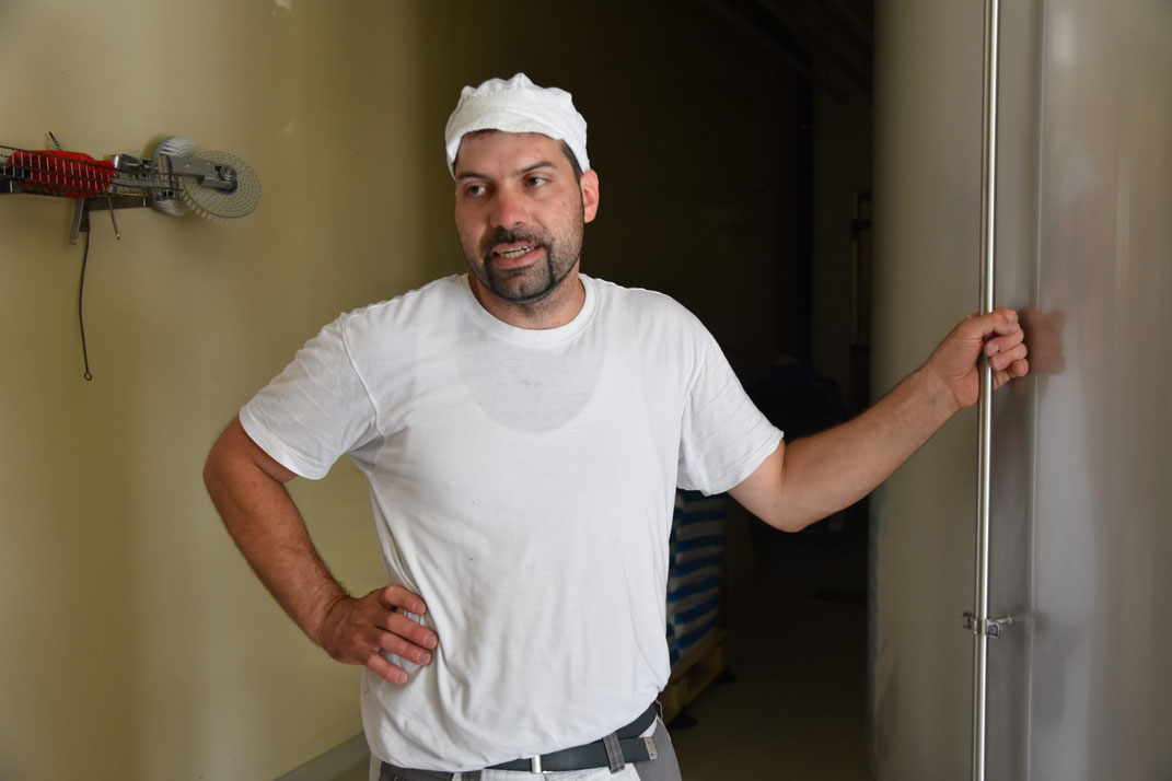 Der Pächter: Roberto Pedroni führt Käserei und Laden der Genossenschaft in Vals.