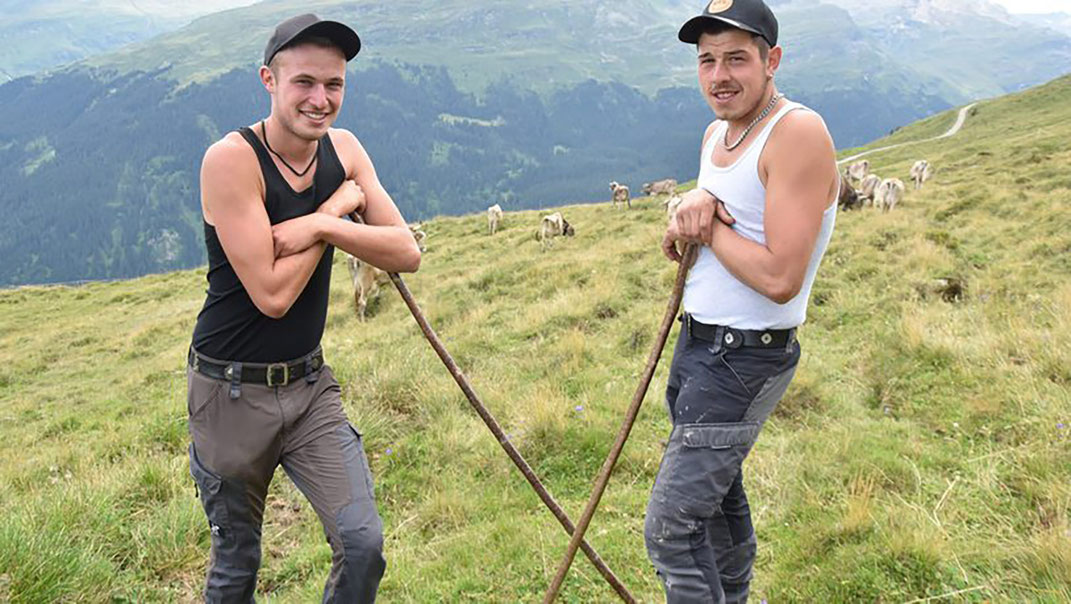 Engagiert: Benno Pfyl (links) und Christian Schirmer verbringen ihren Sommer auf der Alp Leis bei Vals.