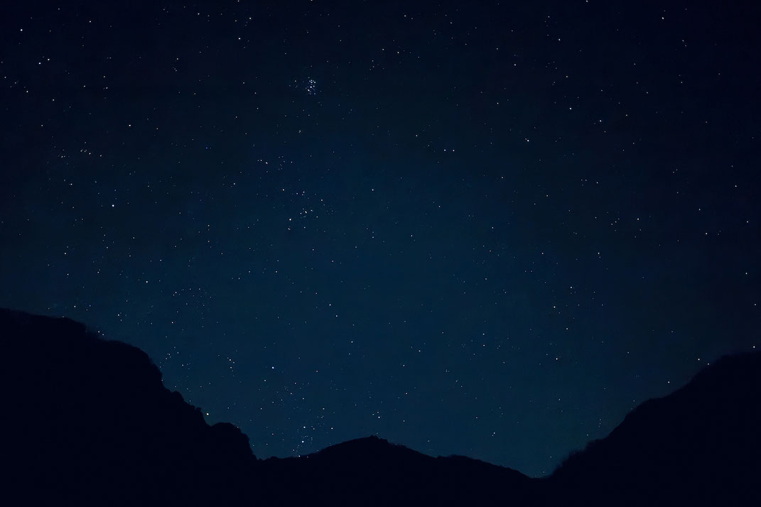 光源のない山あいで寝転んで見上げた満天の星空。暗闇で体感した特別な時間。