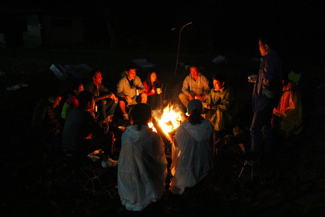 職場の皆さんで焚き火を囲んだ対話のシーン。言葉のない沈黙の間にも温かい”場の空気”が満ちているシーン。
