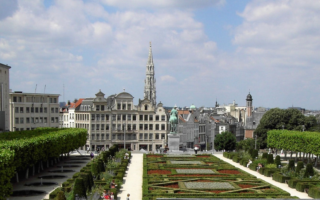 Brüssel zu Fuß erkunden. Ein Spaziergang entlang der Rue Royale. Hier der Blick vom Place Royale in Brüssel über die Stadt.