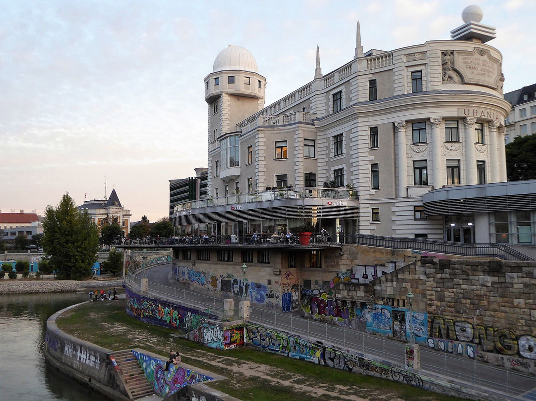 Blick auf den Wiener Donaukanal und auf ein alternatives Wien