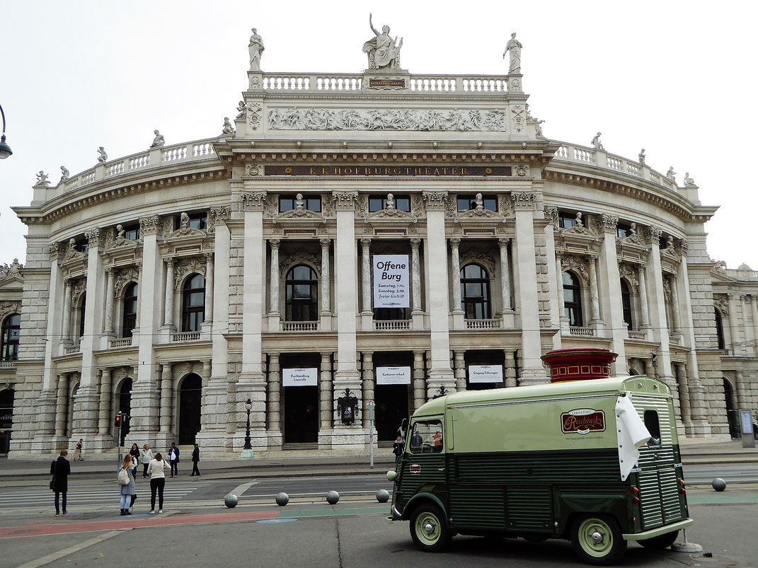 Das Wiener Burgtheater, ein Klassiker. Von hier aus lohnt sich ein Rundgang durch die Josefstadt.