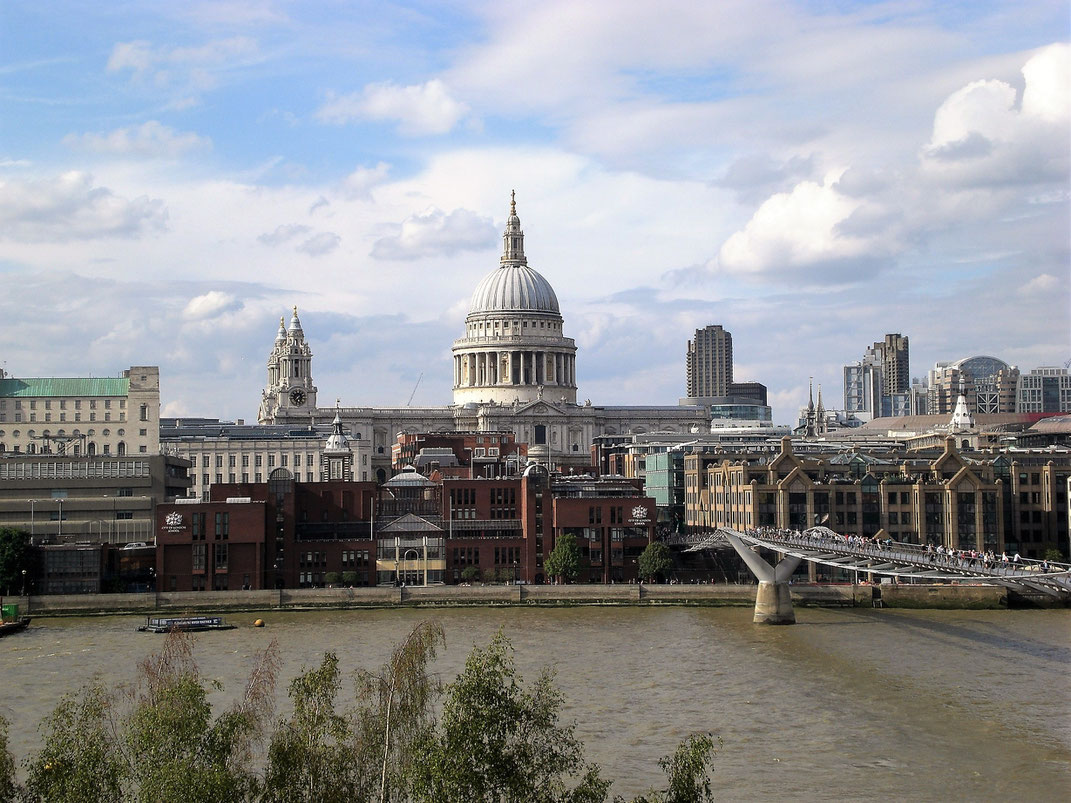 Blick über die Themse auf St. Paul's Cathedral.
