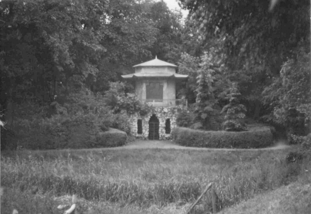 Digital restaurierte Fotografie (c) 2024 J. Peter aus einer im Original vorliegenden historischen Aufnahme vom Grottenberg mit asiatischem Pavillon vom 15.06.1939