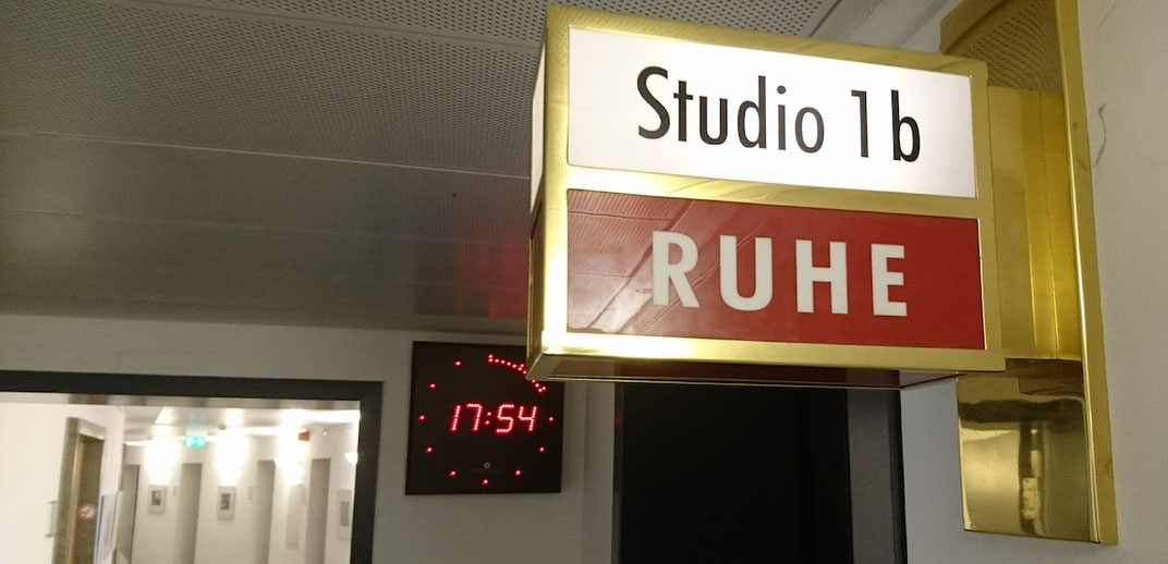 Hörfunkstation mit Ruhe-Anzeige und Uhr – Motto Langsamkeit 2025