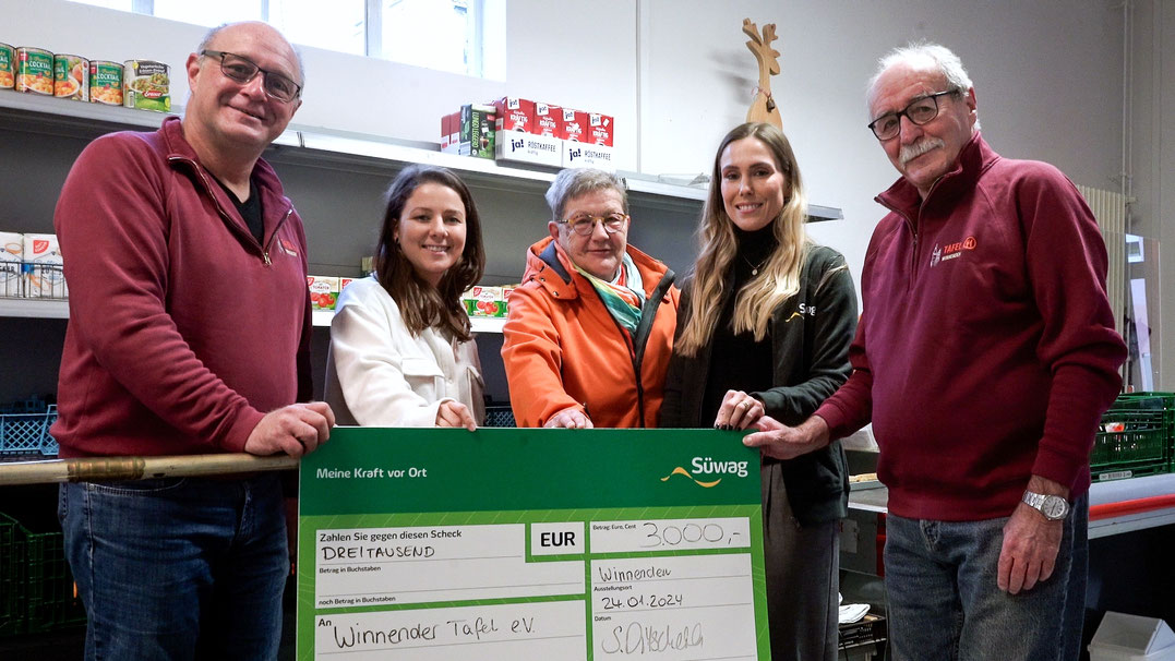 Von links: Falk Zabel (Tafel), Nadine Cörtlen (Süwag), Ines Latowitz (Tafel), Stephanie Ditscheid (Süwag), Harald Zabel (Tafel)
